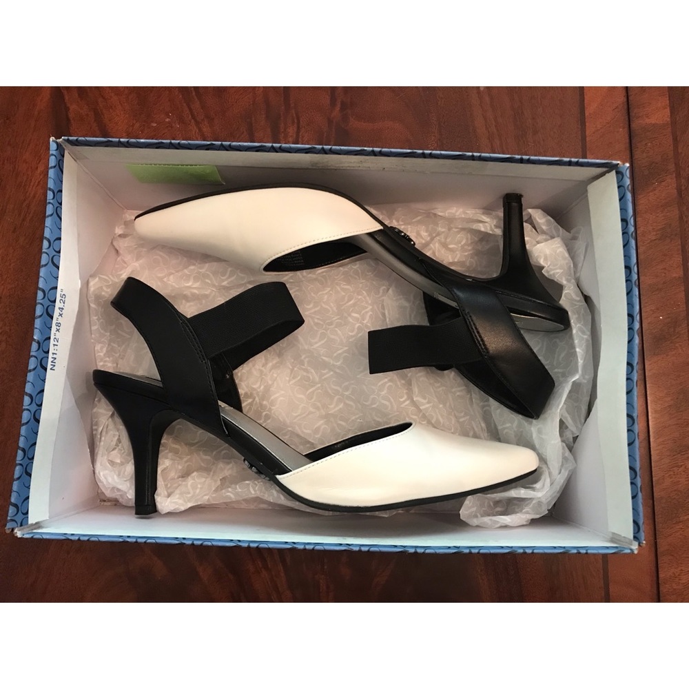 Vera Wang Simply Vera Heels - Picture 3 of 7